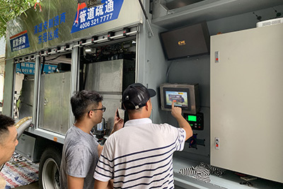 多功能吸污净化车智能控制系统